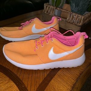 3/$10☀️ Nike Roshes!!